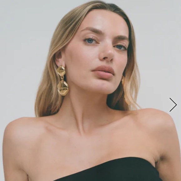 Heaven Mayhem
Alma Etched Drop Earrings - Picture 3 of 4